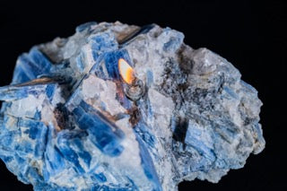 Kyanite Raw Oil Candle